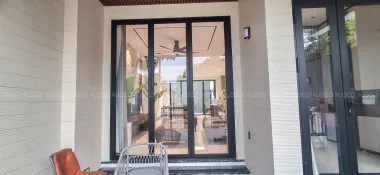 Cửa nhôm kính Slim LEED cho Villa